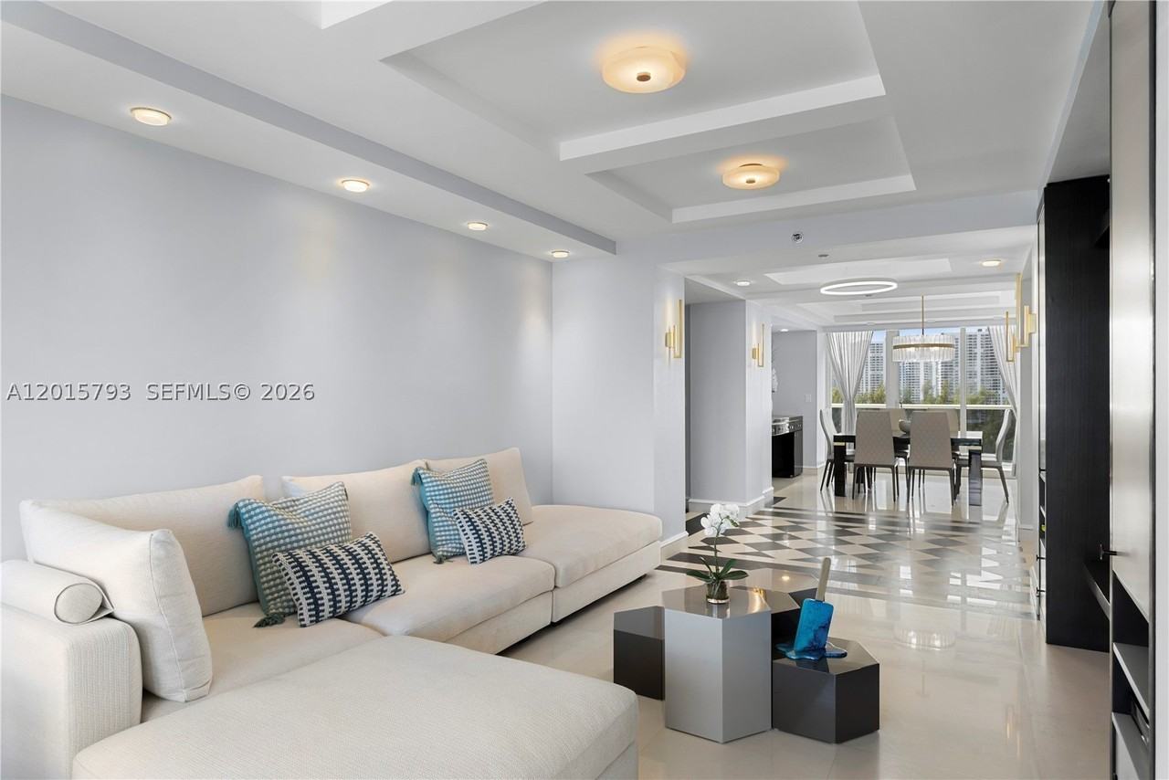 19111 Collins Ave #806