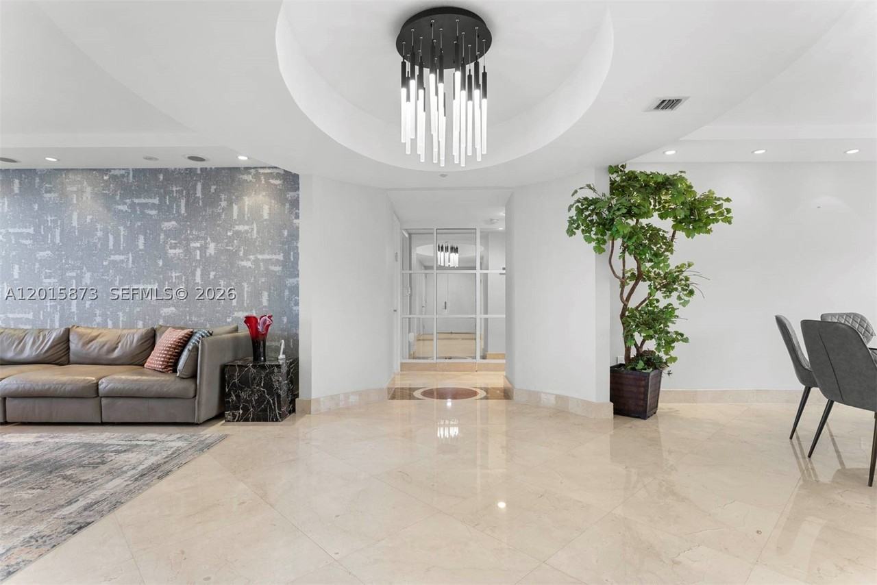 19111 Collins Ave #604