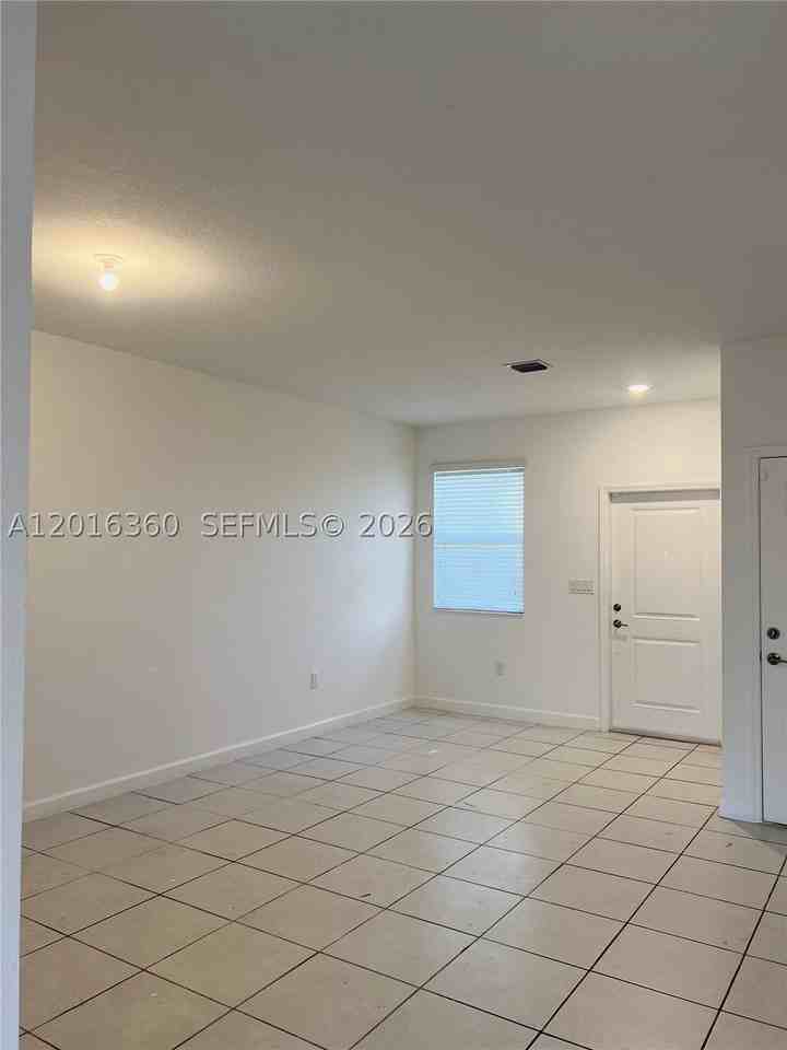 1211 Se 27th Ter - Photo 3 of 24