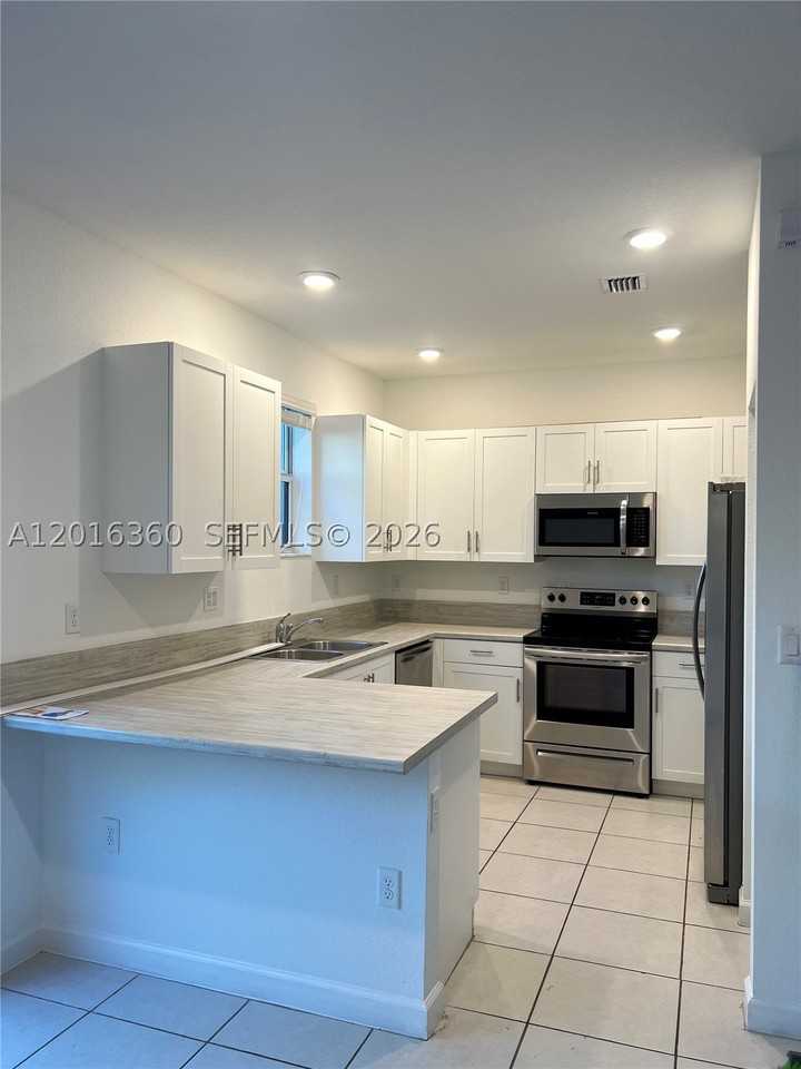 1211 Se 27th Ter - Photo 4 of 24