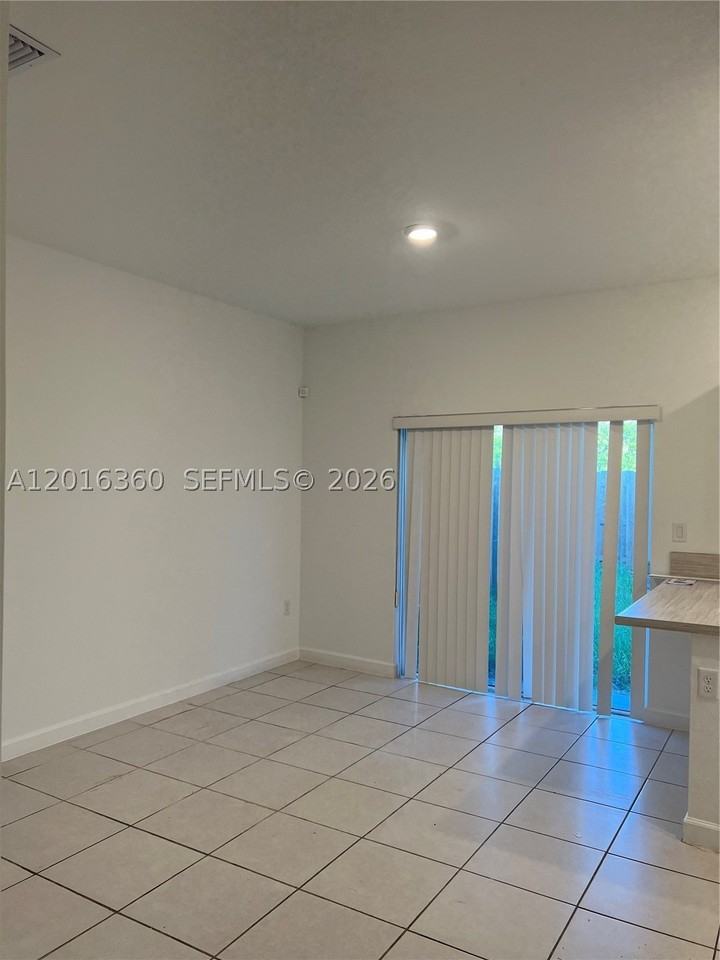 1211 Se 27th Ter - Photo 5 of 24