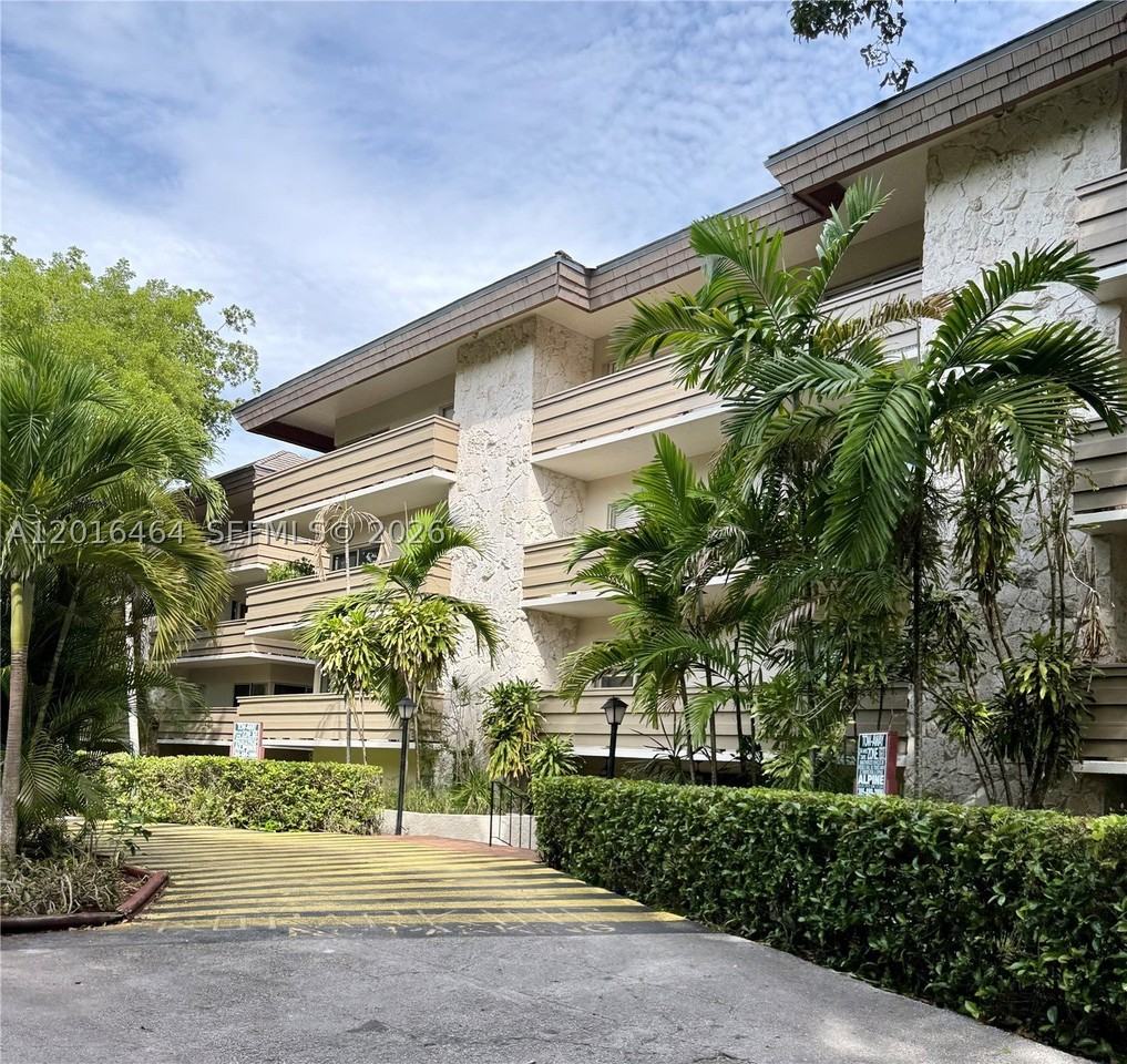 1205 Mariposa Ave #301