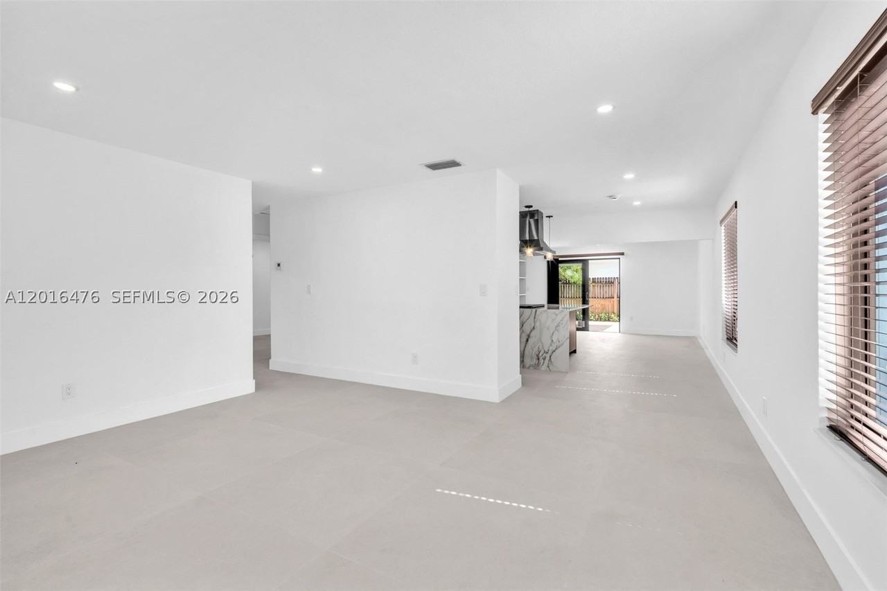 17911 Nw 82nd Ave - Photo 6 of 34