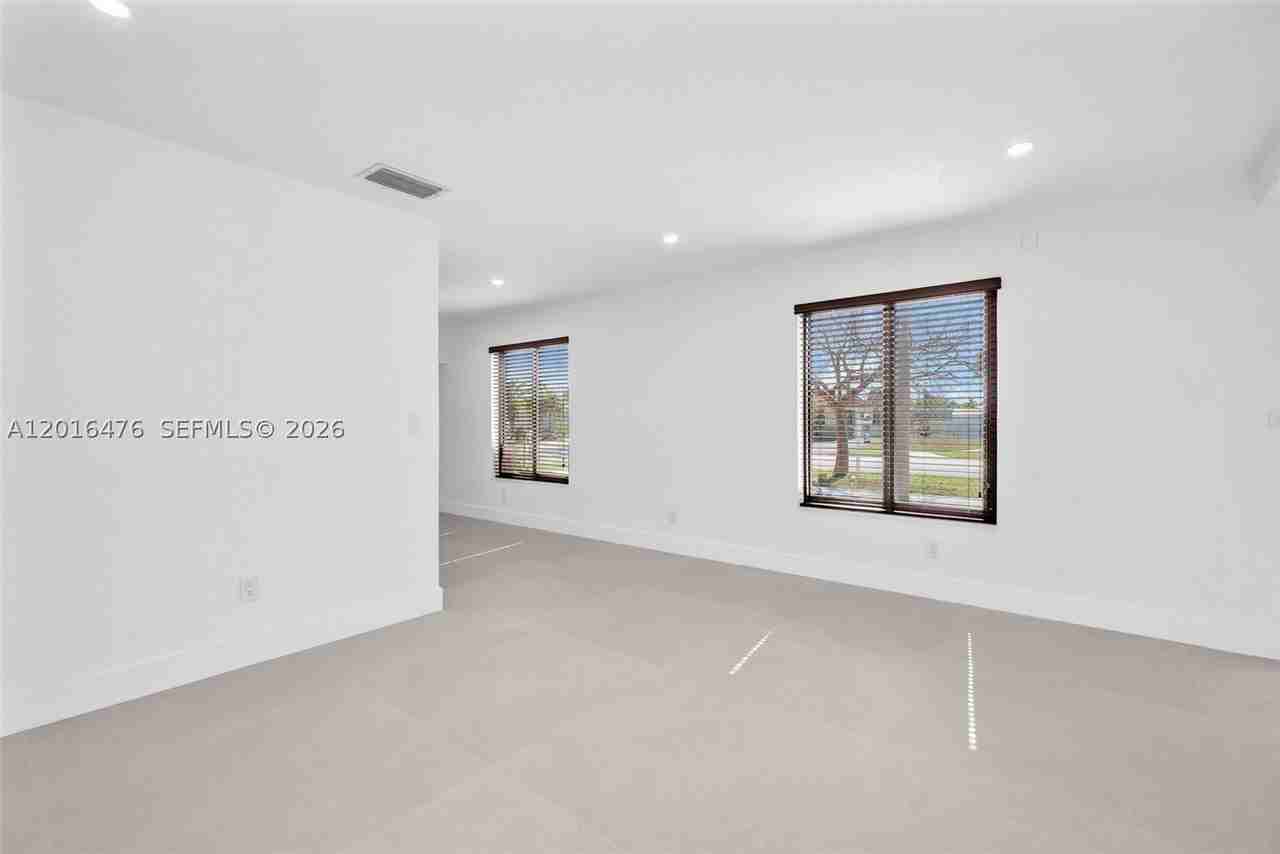 17911 Nw 82nd Ave - Photo 7 of 34