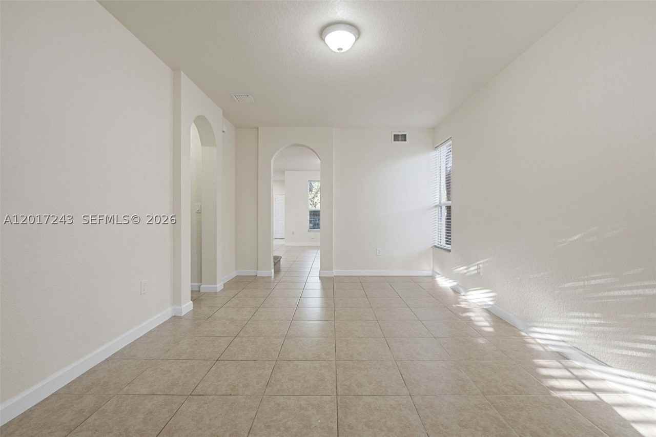 9243 Sw 170th Ave - Photo 4 of 36