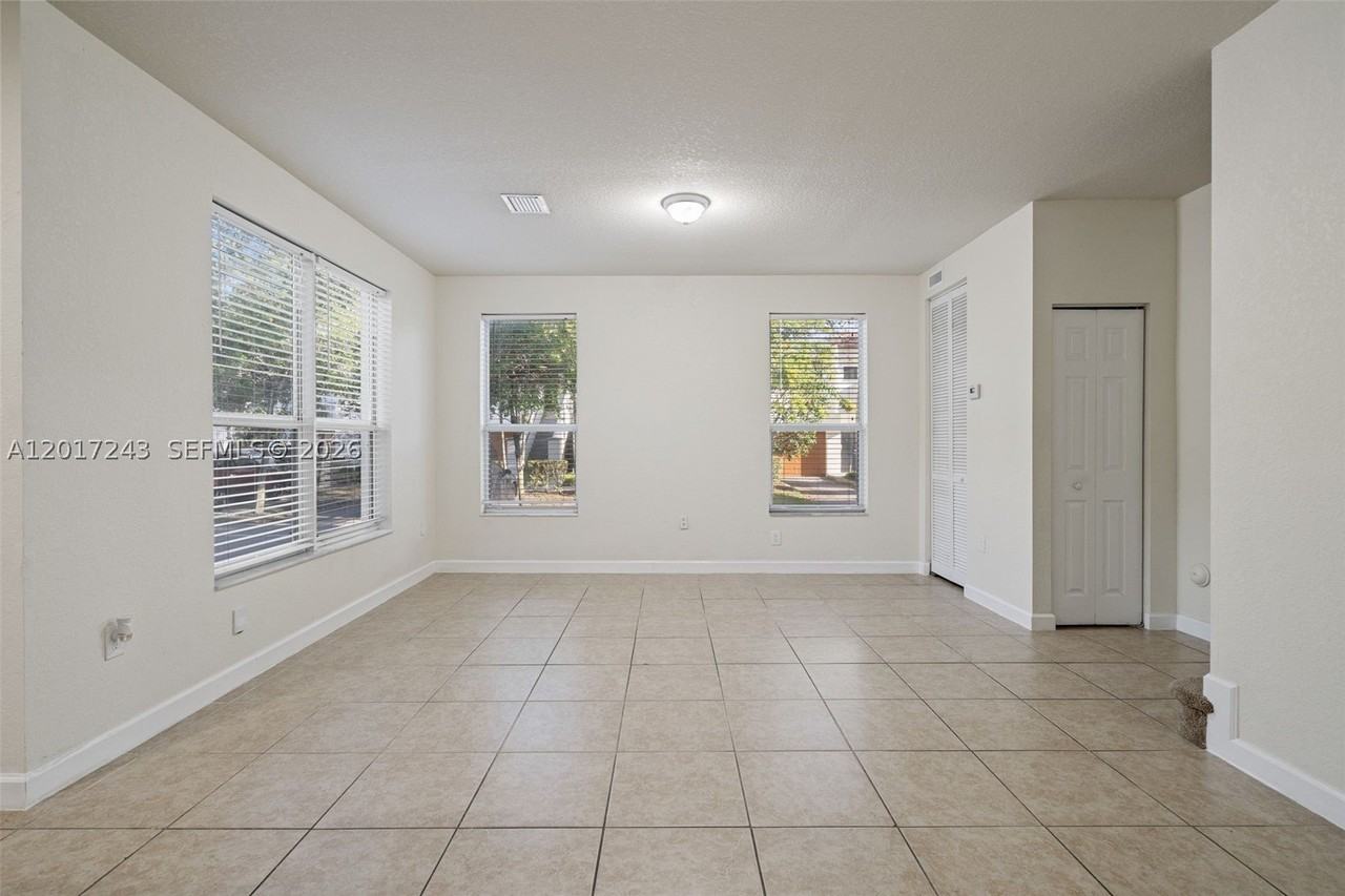9243 Sw 170th Ave - Photo 6 of 36