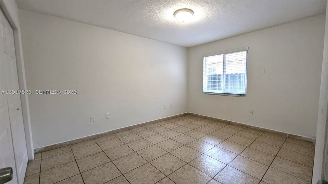 3525 Sw 25th Ter #1 - Photo 5 of 16