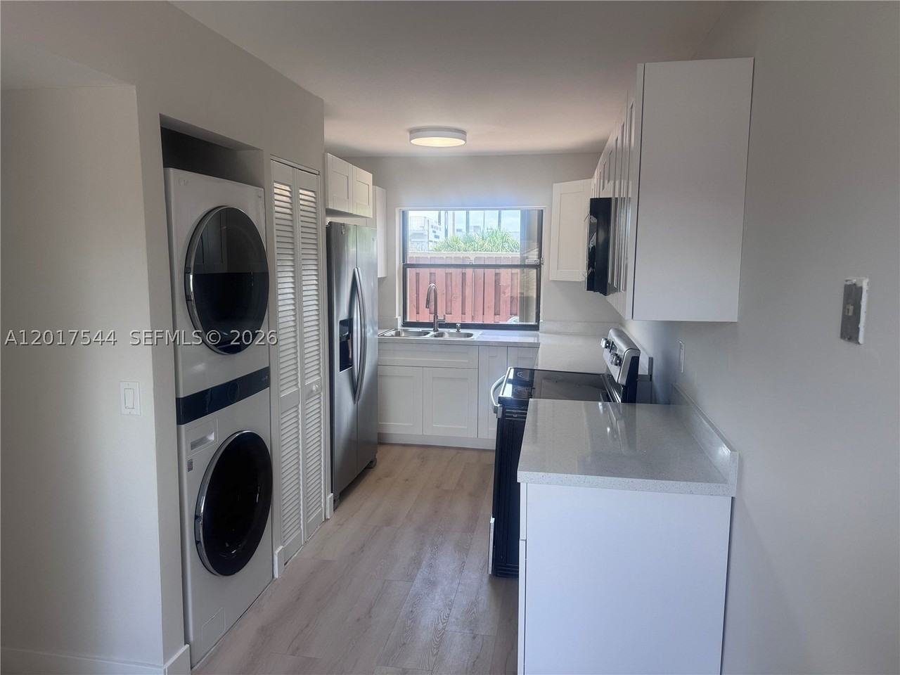 6532 Nw 170th Ter - Photo 3 of 38