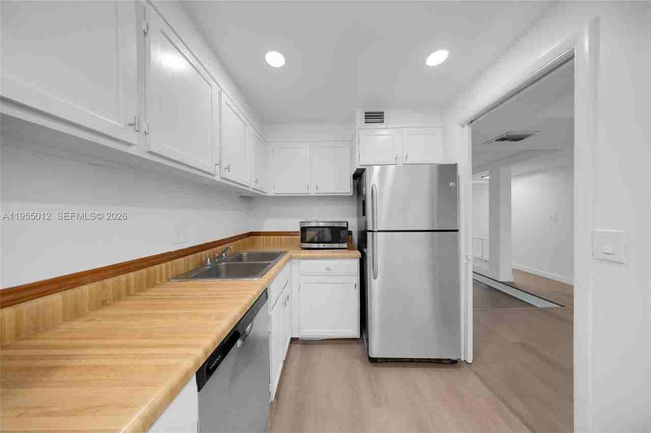 1864 Ne 46th St - Photo 2 of 4