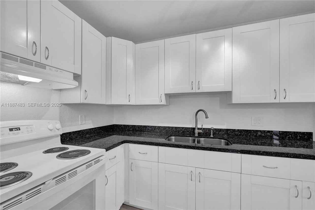 2716 Ne 30th Pl - Photo 2 of 6