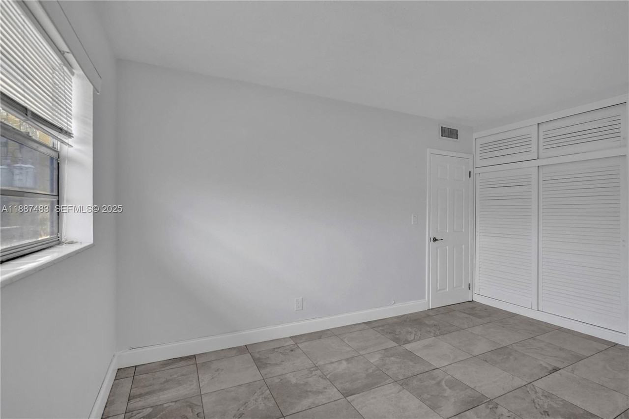 2716 Ne 30th Pl - Photo 3 of 6