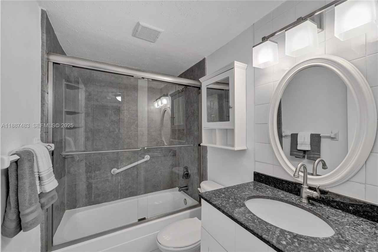 2716 Ne 30th Pl - Photo 4 of 6