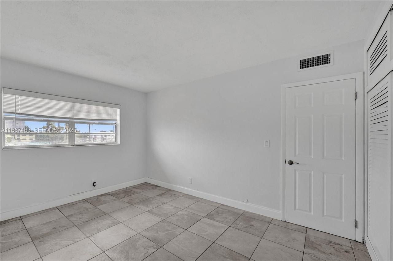 2716 Ne 30th Pl - Photo 6 of 6