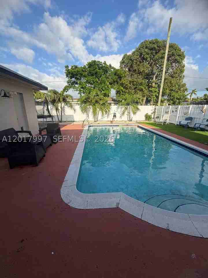 621 Sw 71st Ter - Photo 2 of 10