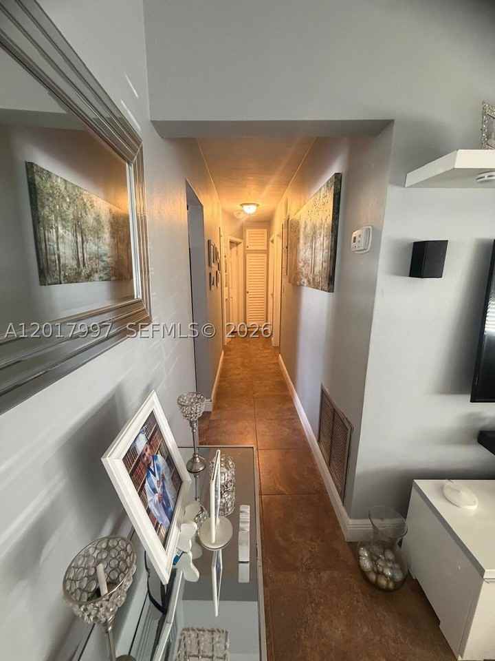 621 Sw 71st Ter - Photo 4 of 10