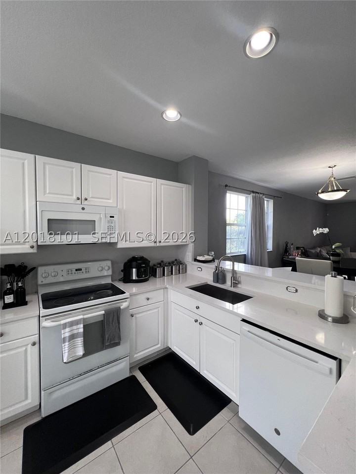 681 Nw 42nd Ave - Photo 3 of 36