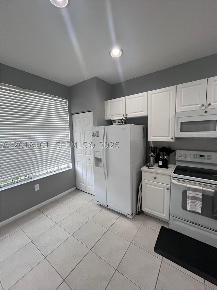 681 Nw 42nd Ave - Photo 4 of 36
