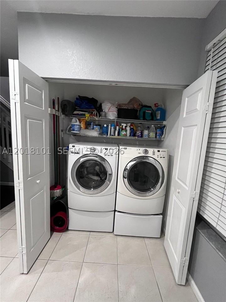 681 Nw 42nd Ave - Photo 6 of 36