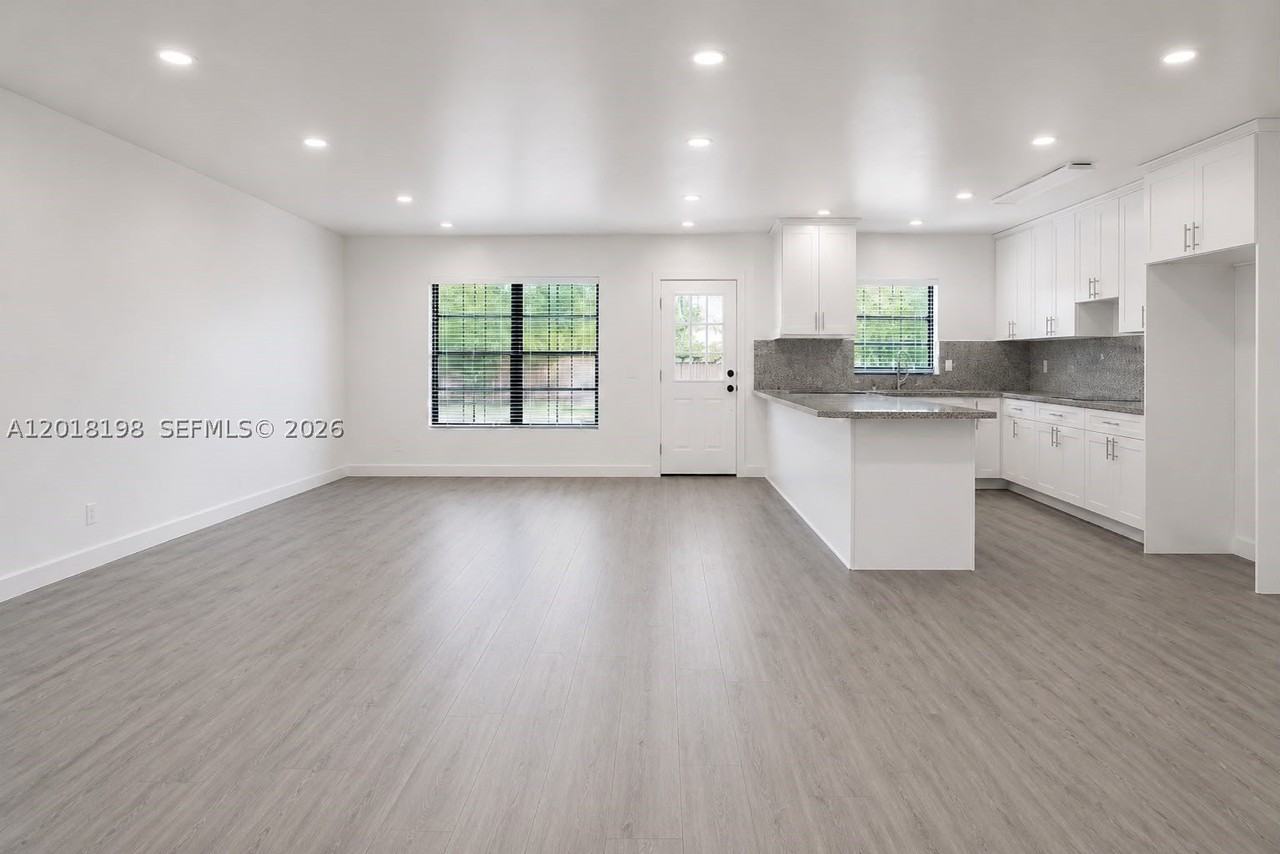 1815 Ne 154th St - Photo 2 of 11