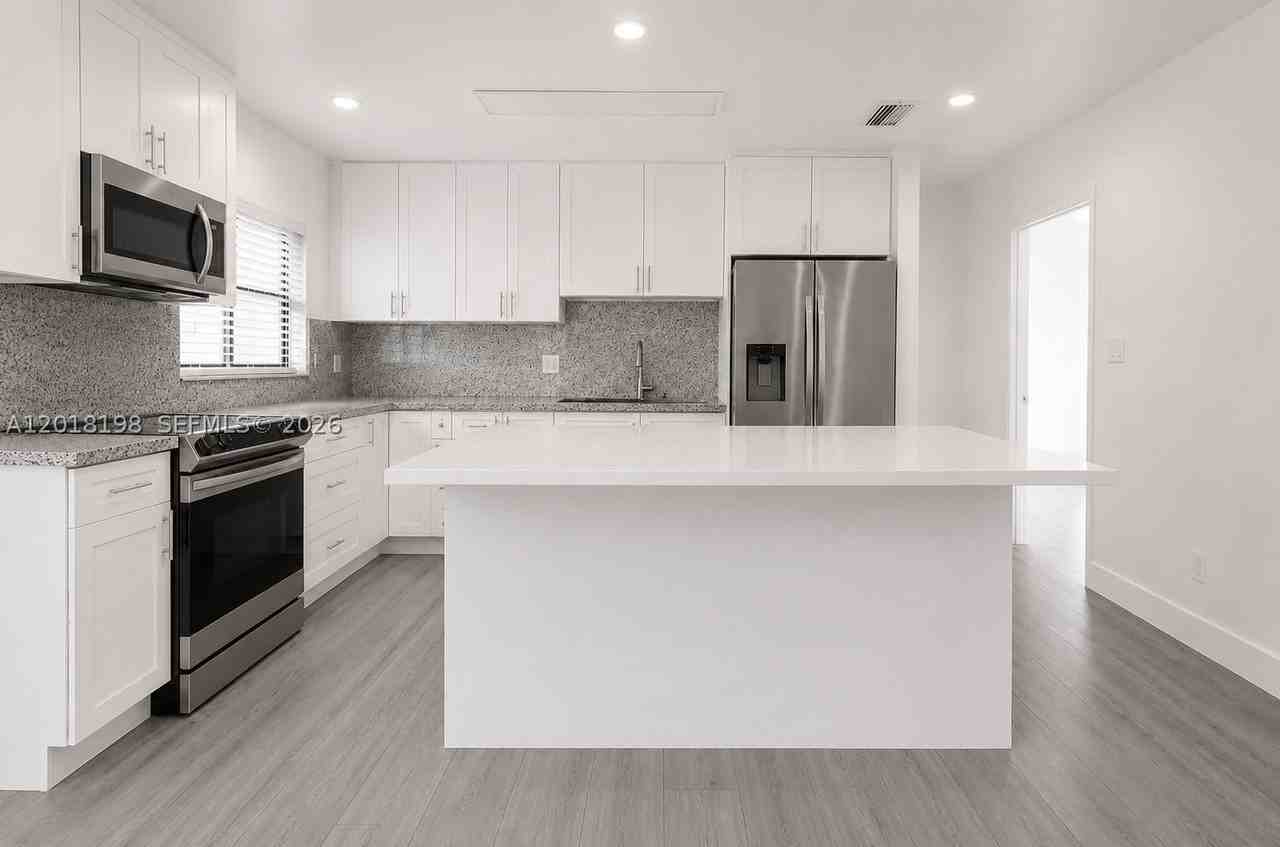 1815 Ne 154th St - Photo 3 of 11