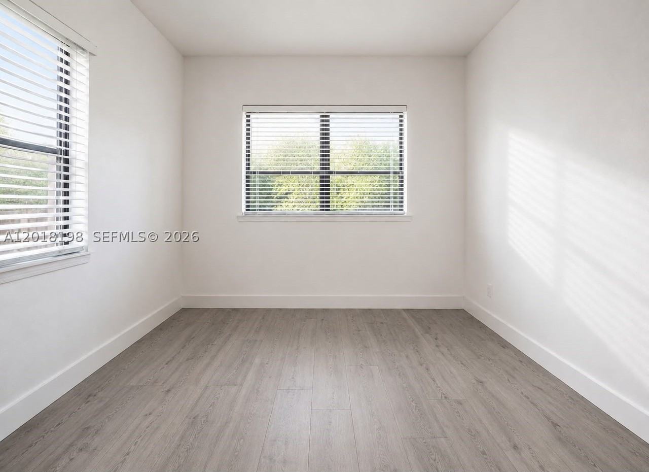 1815 Ne 154th St - Photo 4 of 11