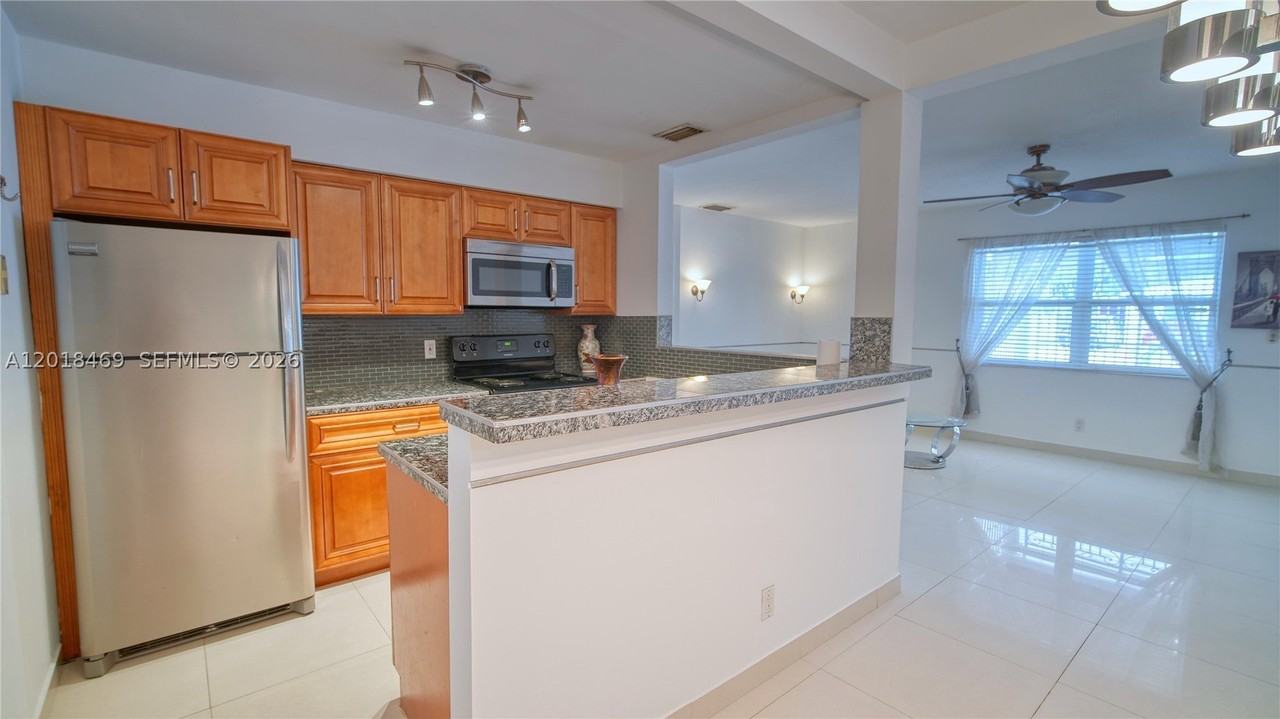 1520 N Andrews Ave - Photo 3 of 19