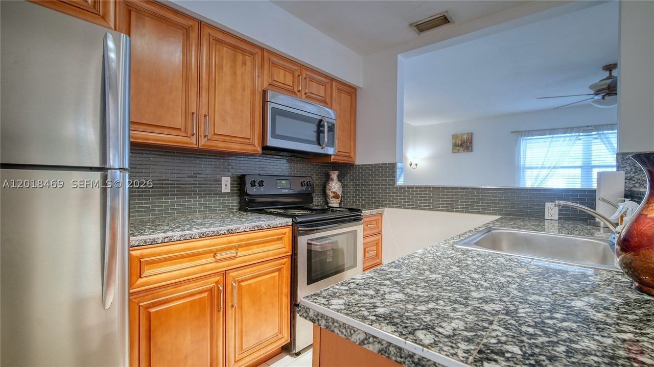 1520 N Andrews Ave - Photo 4 of 19