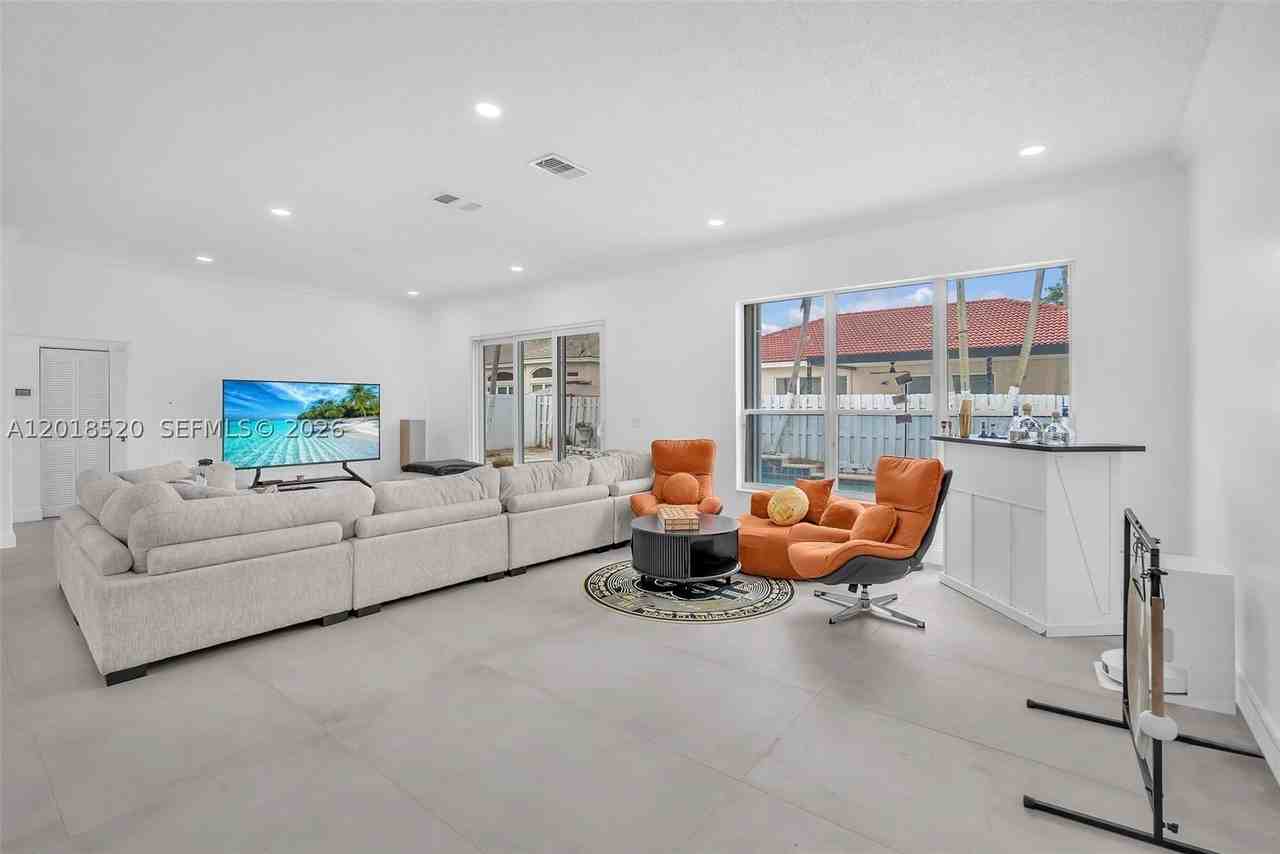 5374 Sw 33rd Ave - Photo 4 of 24