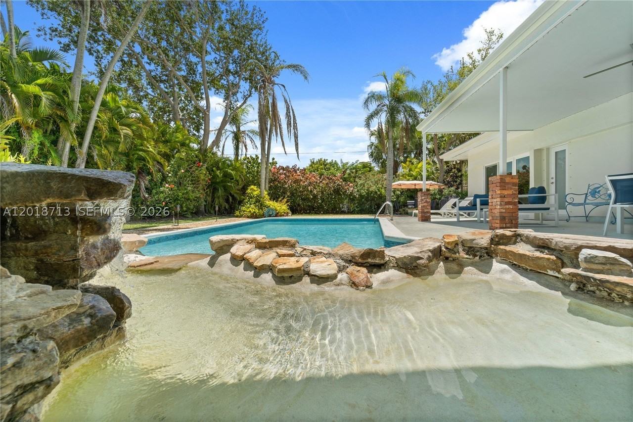 8380 Sw 186th St - Photo 4 of 37