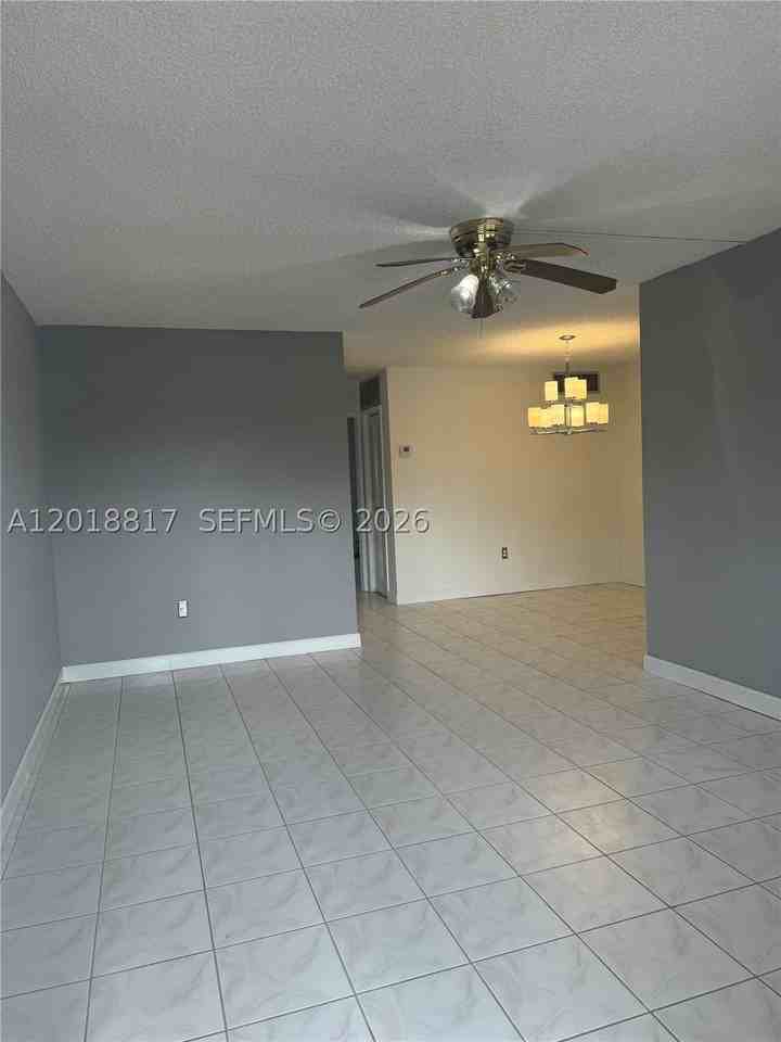 20320 Ne 2nd Ave #12 - Photo 4 of 10