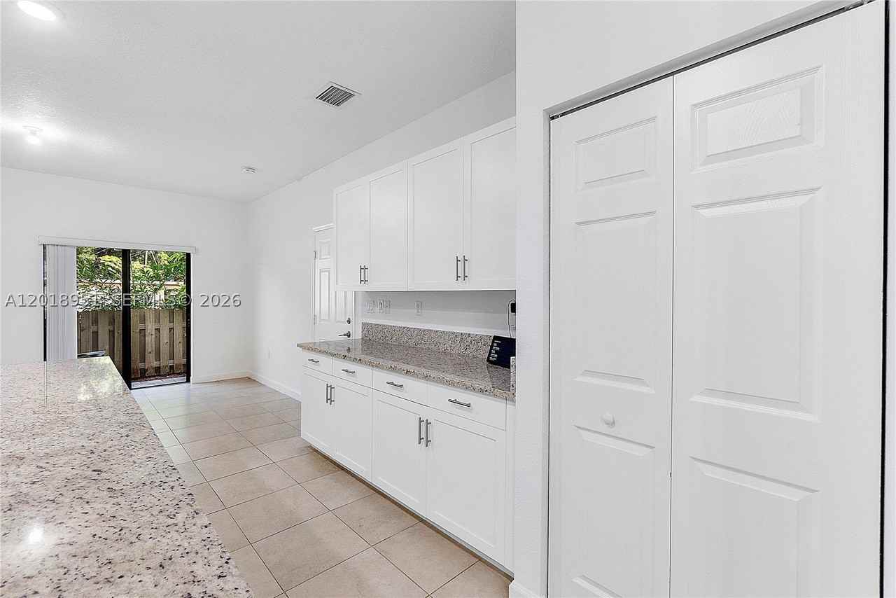 1541 Sw 28th St #1541 - Photo 4 of 27