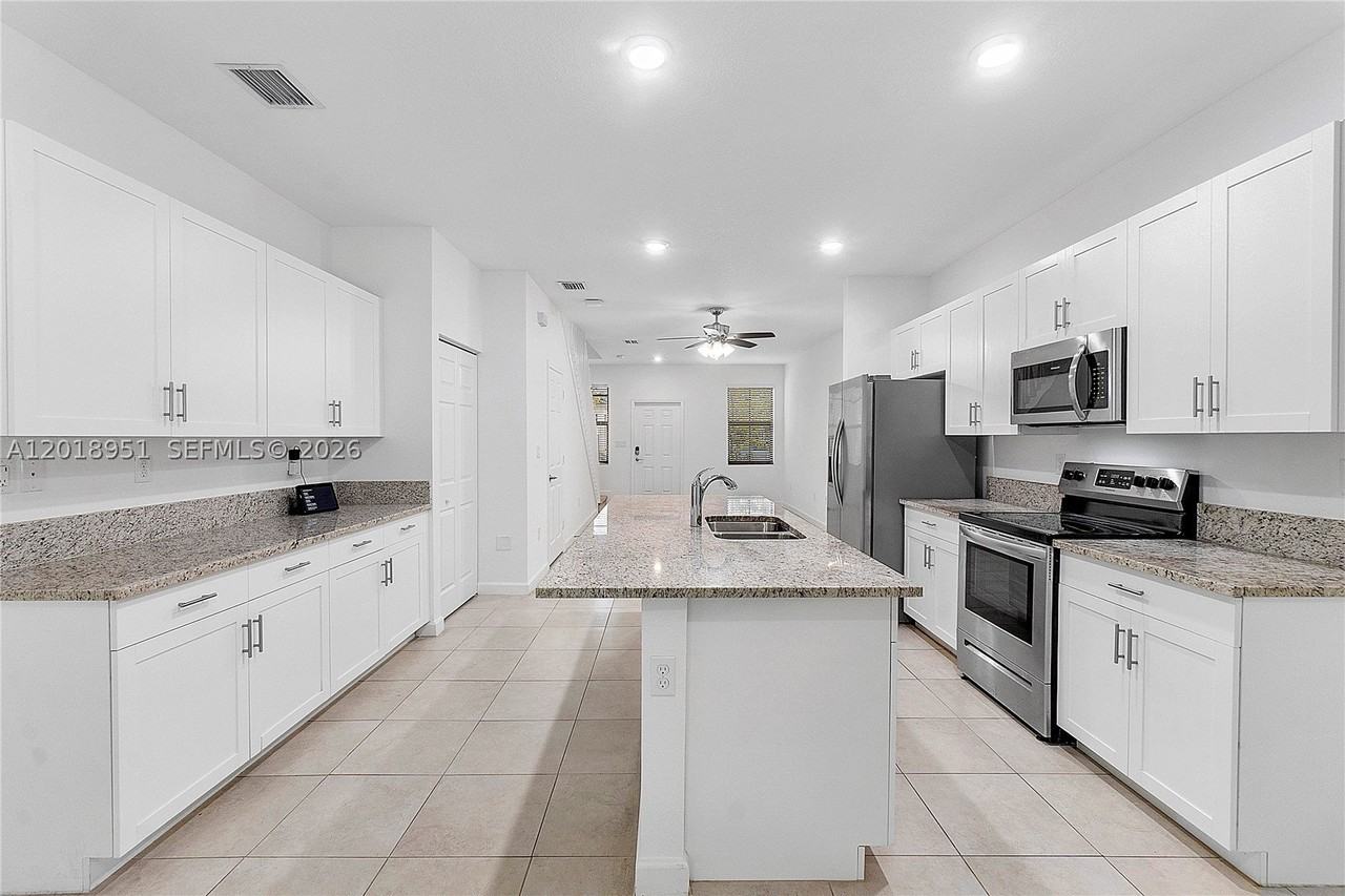 1541 Sw 28th St #1541 - Photo 5 of 27