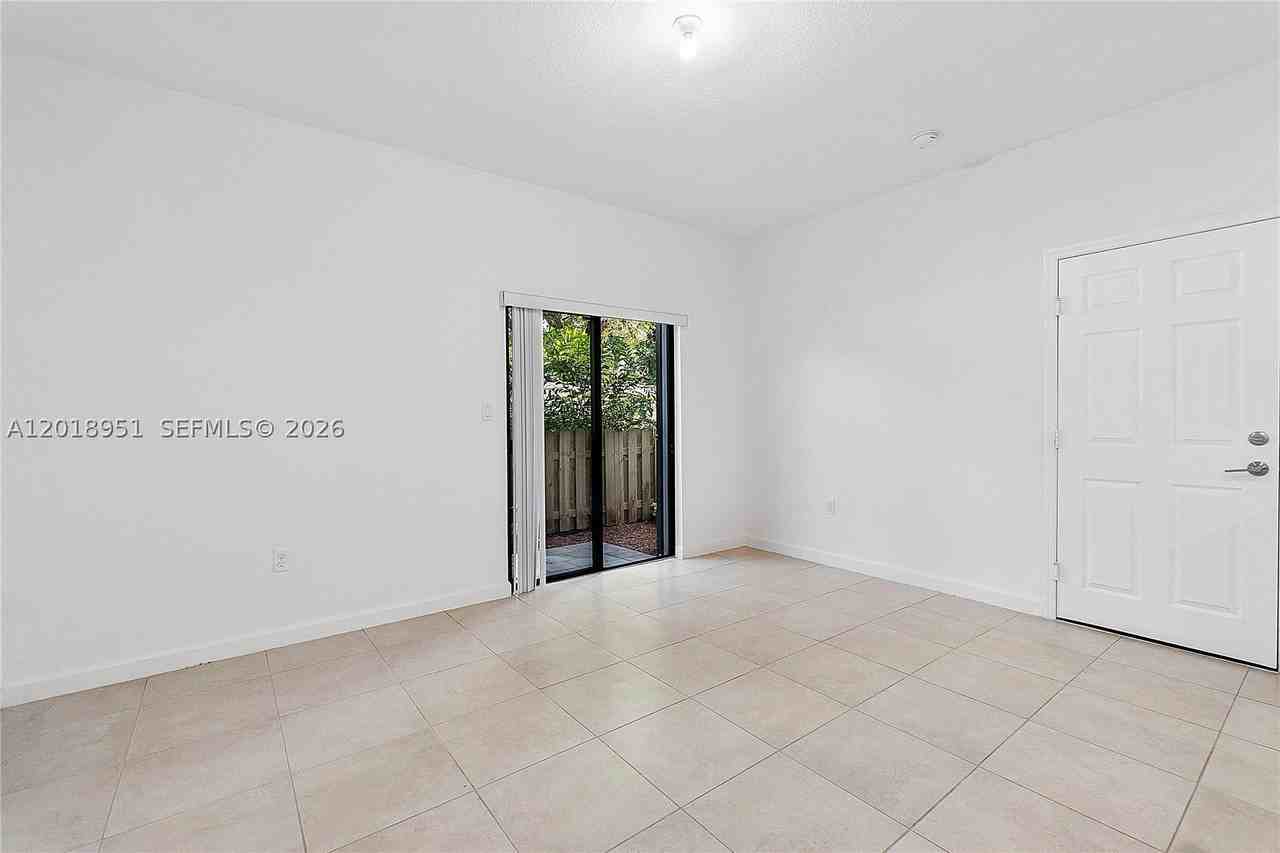 1541 Sw 28th St #1541 - Photo 6 of 27