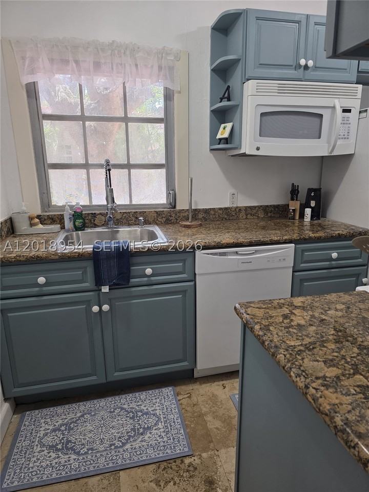 404 Viscaya Ave #404 - Photo 6 of 12
