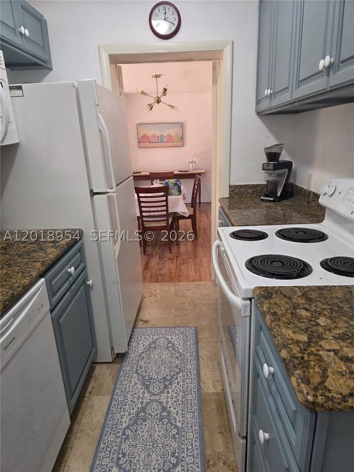 404 Viscaya Ave #404 - Photo 7 of 12