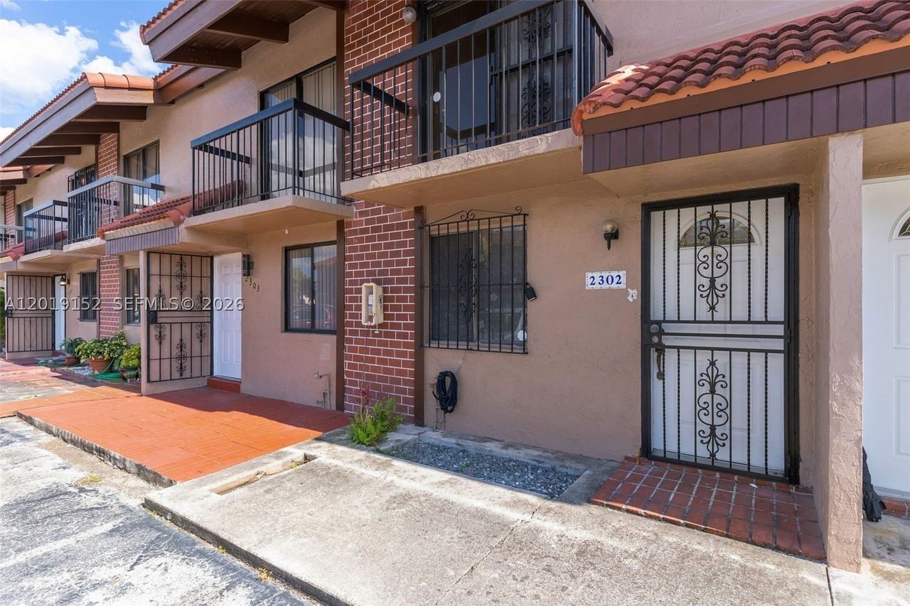 1811 Sw 107th Ave #2302 - Photo 4 of 32