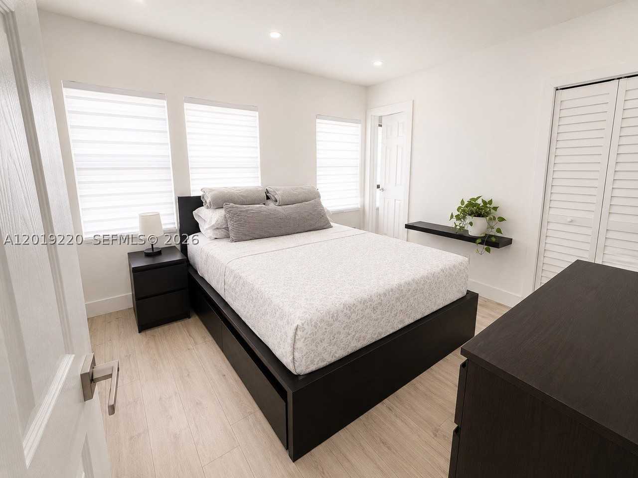 1018 Ne 2nd Ave - Photo 5 of 13