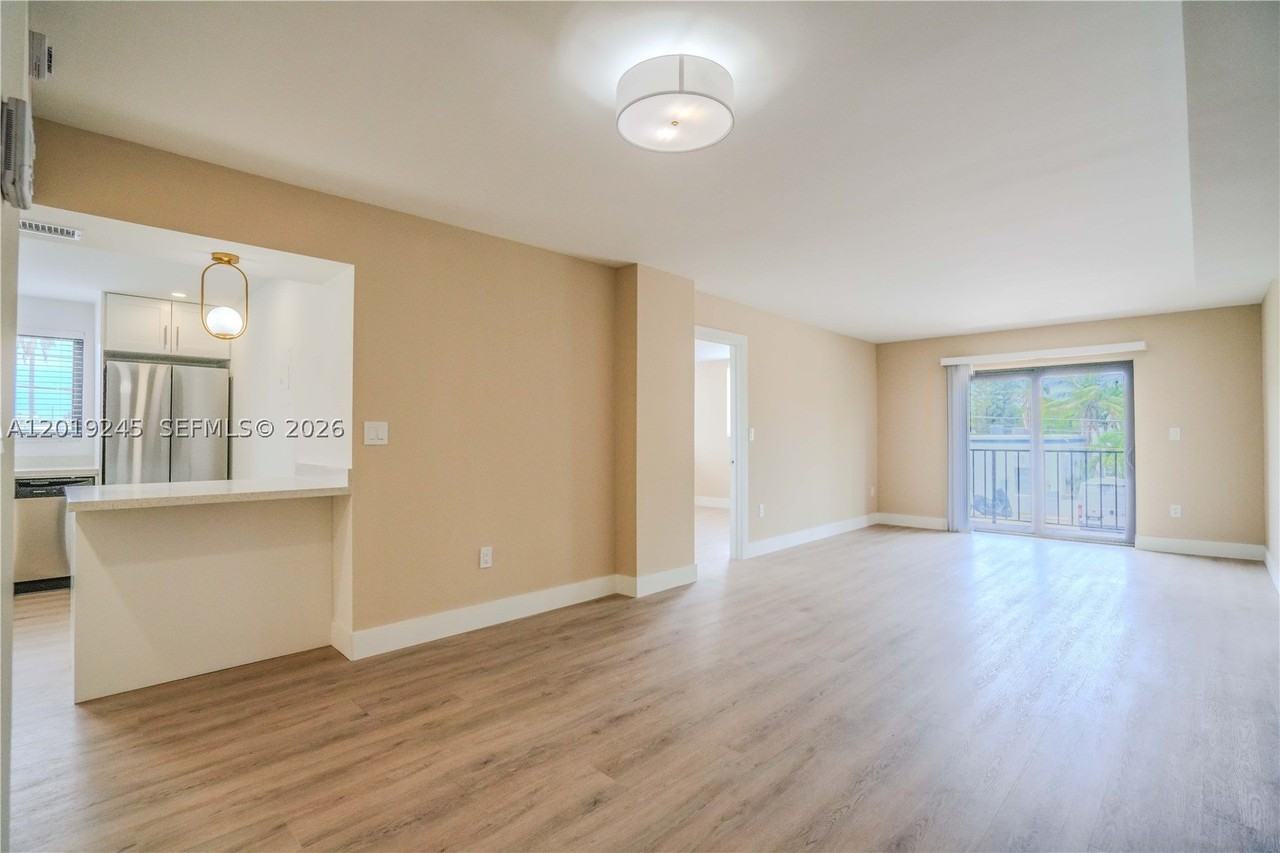 6960 Rue Vendome #201 - Photo 2 of 27
