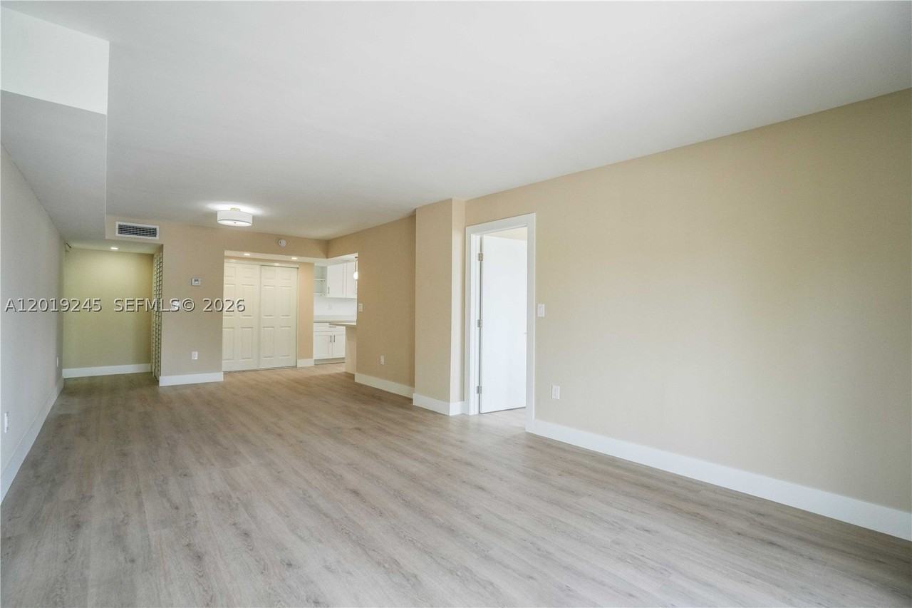 6960 Rue Vendome #201 - Photo 3 of 27