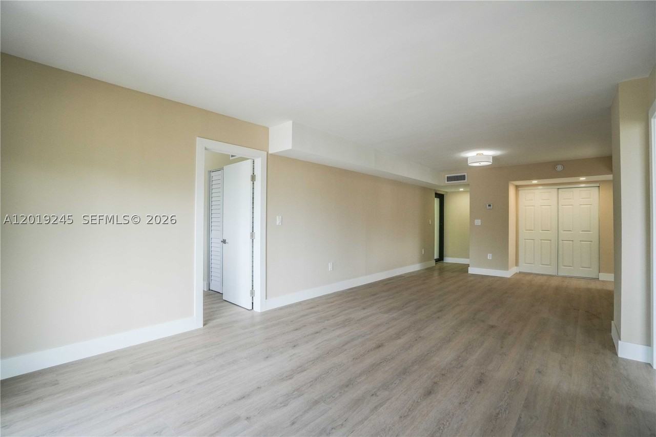 6960 Rue Vendome #201 - Photo 5 of 27