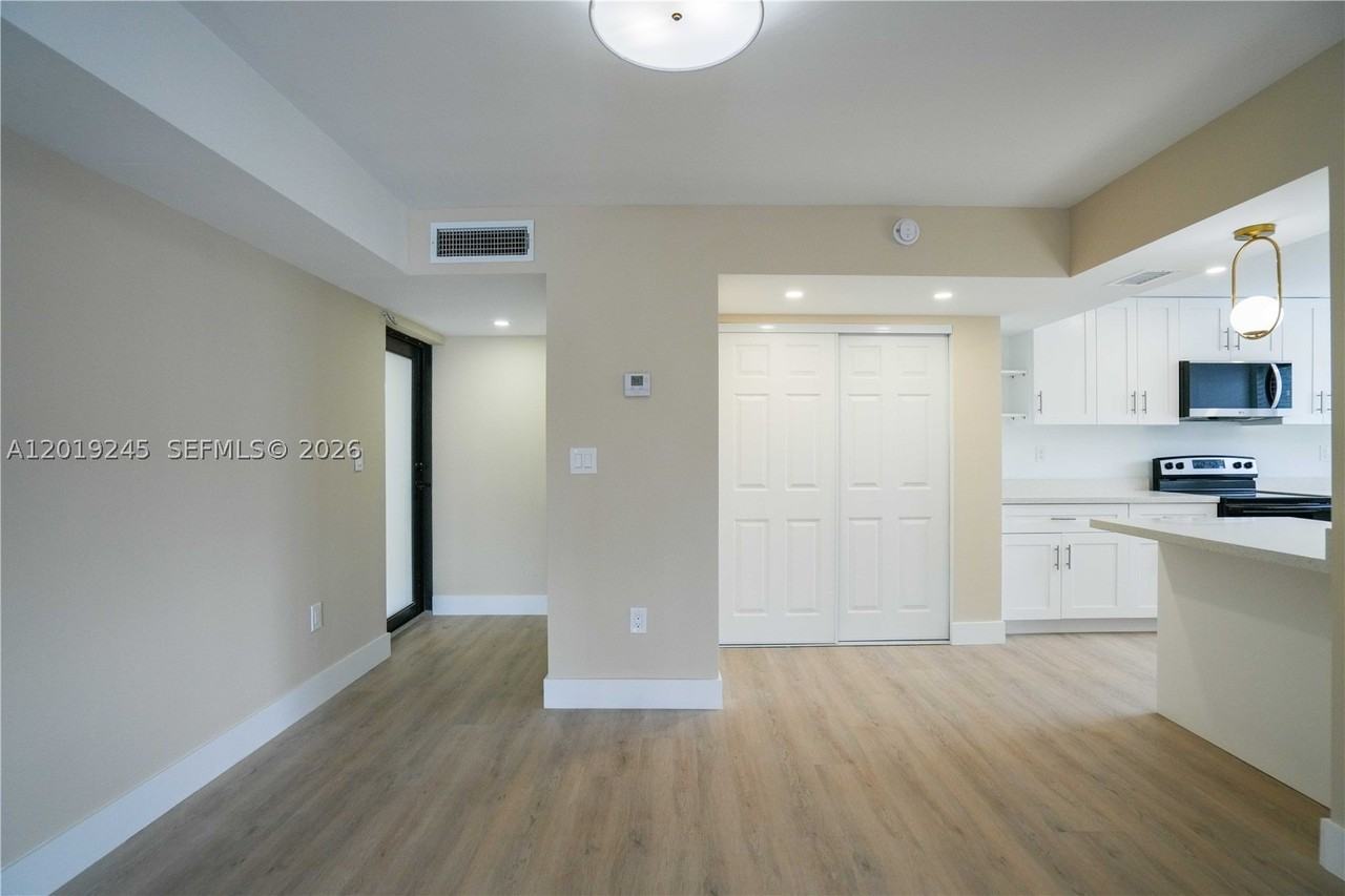 6960 Rue Vendome #201 - Photo 6 of 27