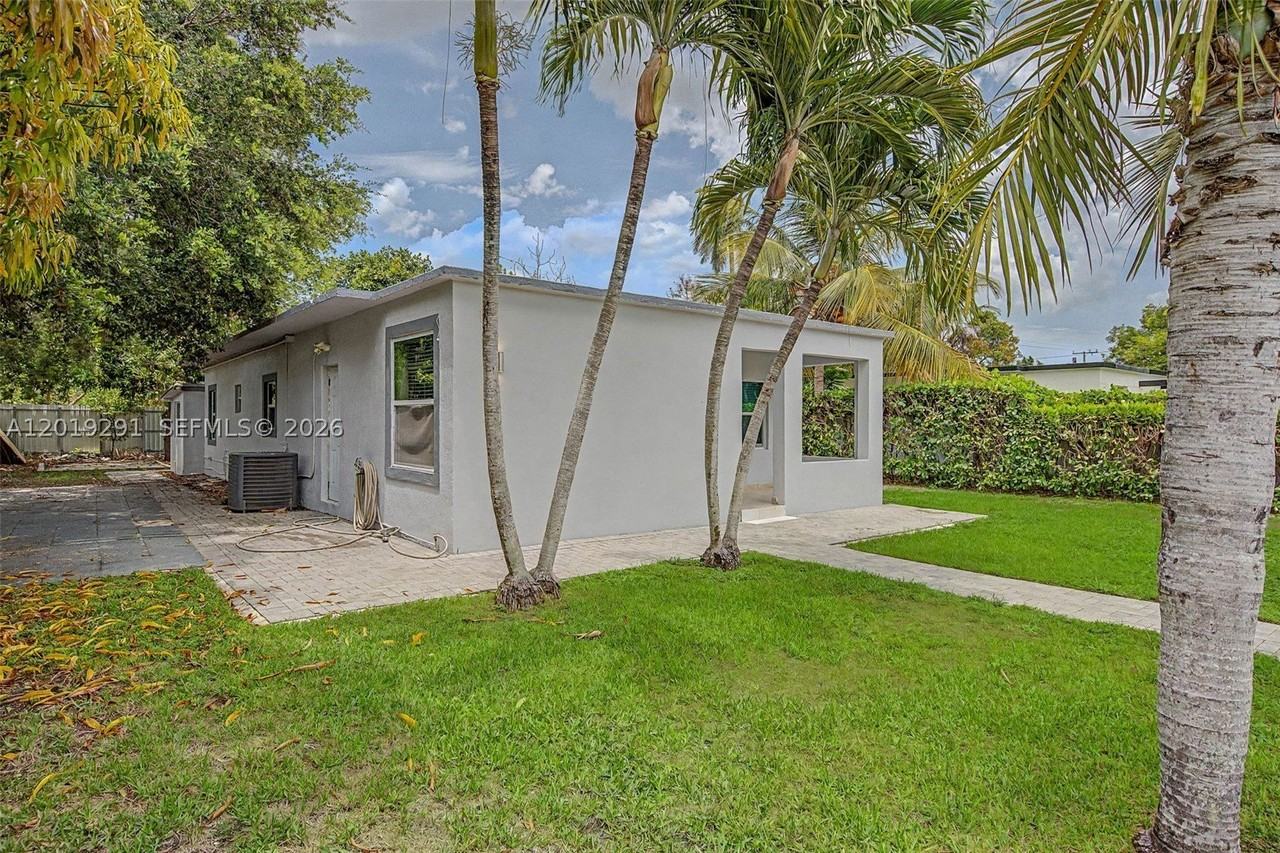 5917 Sw 62nd Ter #0 - Photo 4 of 26