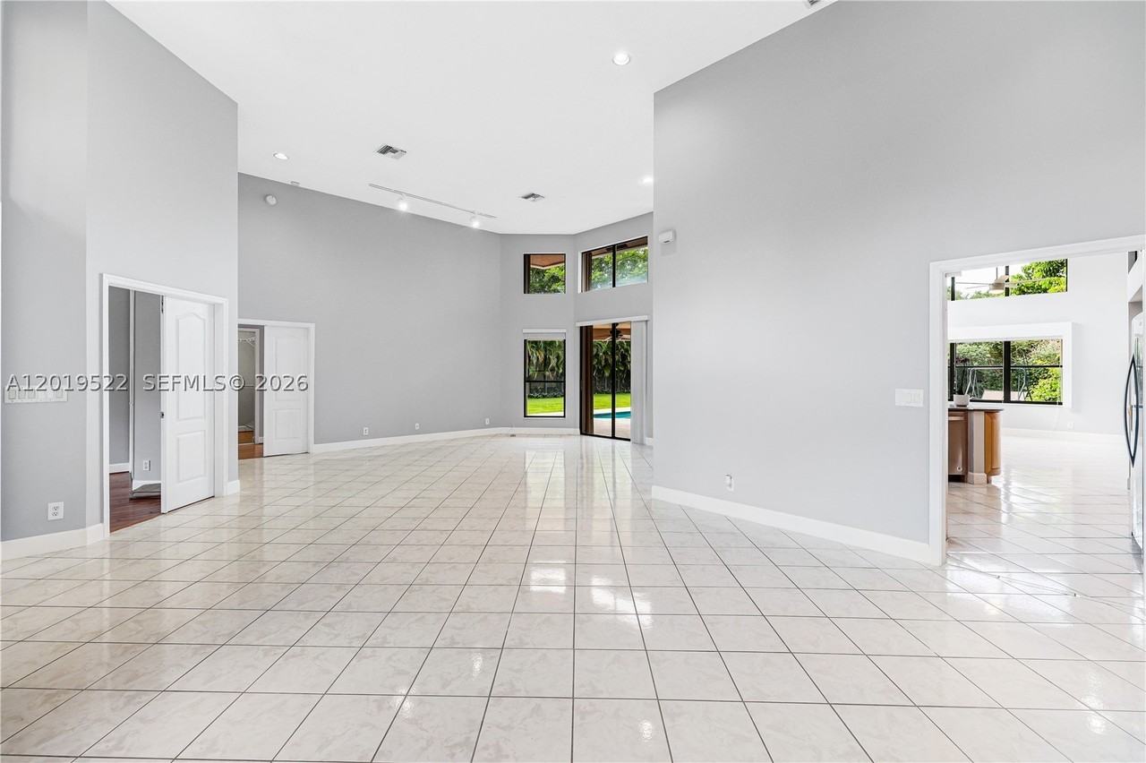 1256 Manor Dr S - Photo 2 of 41