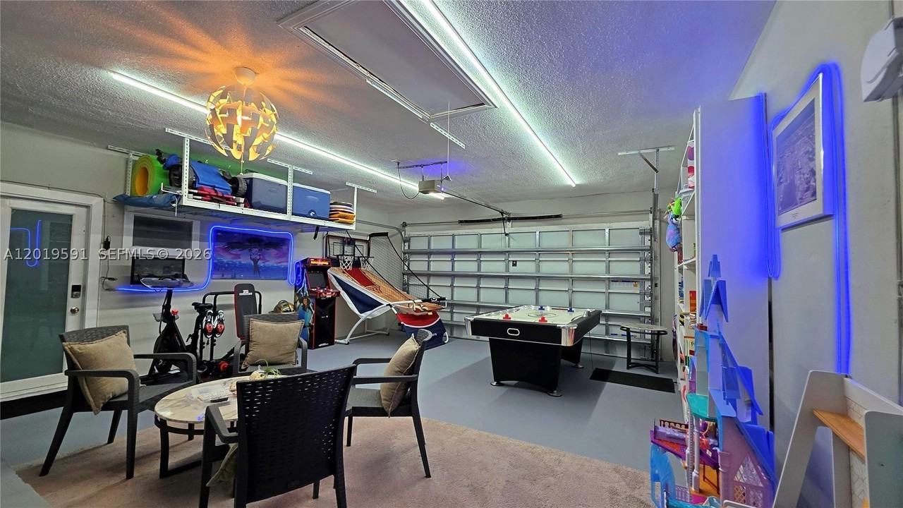 1465 Ne 53rd St - Photo 6 of 50