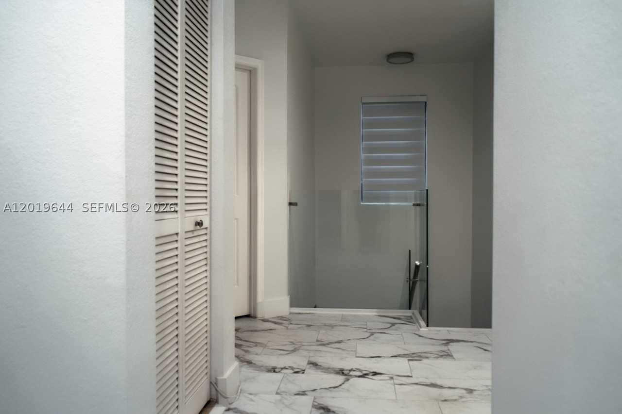 4180 Ne 21st St - Photo 5 of 29