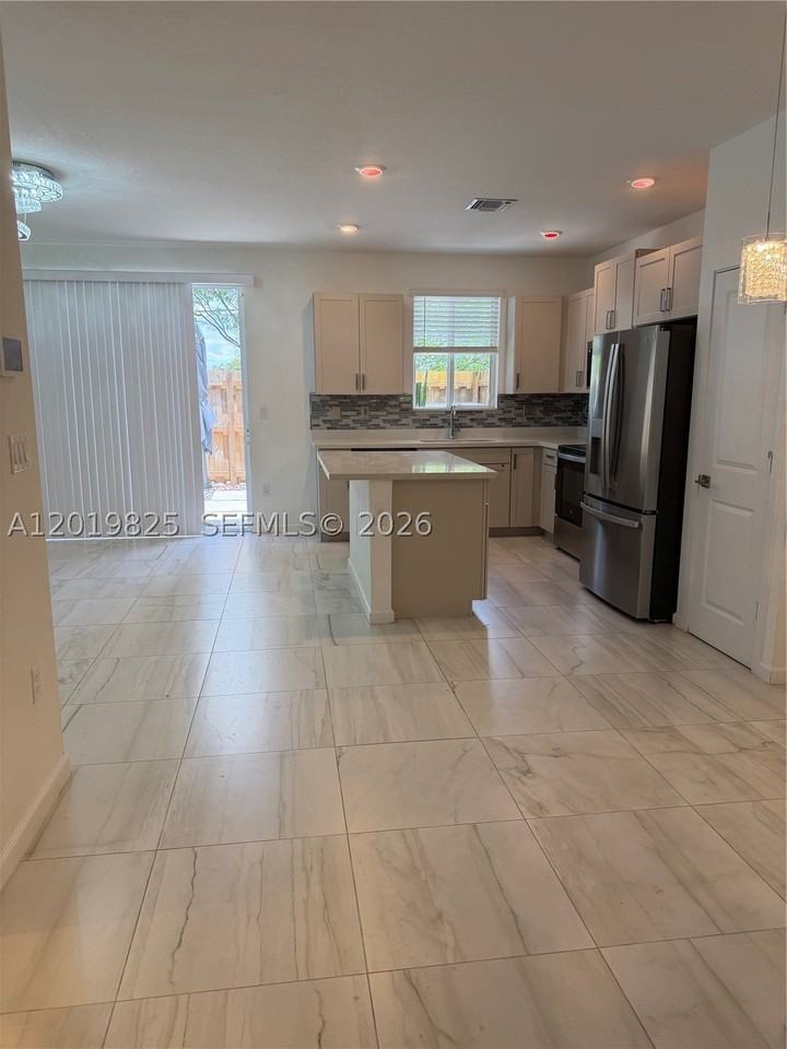 2355 Se 10th St - Photo 4 of 24