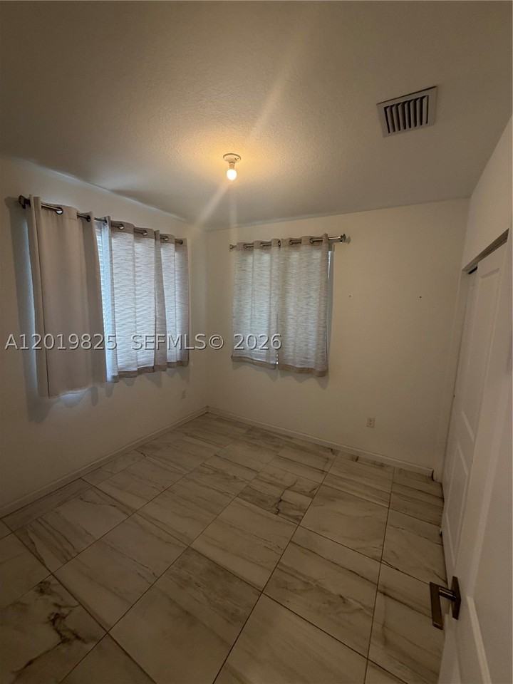 2355 Se 10th St - Photo 5 of 24
