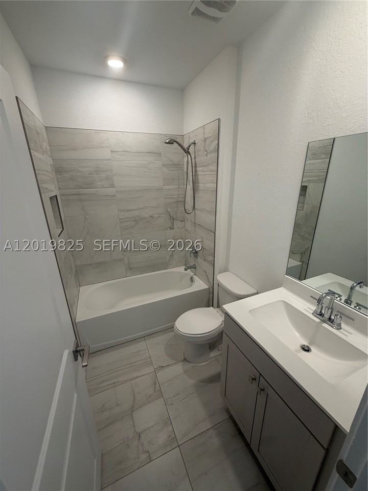 2355 Se 10th St - Photo 6 of 24