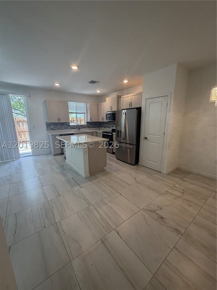2355 Se 10th St - Photo 7 of 24