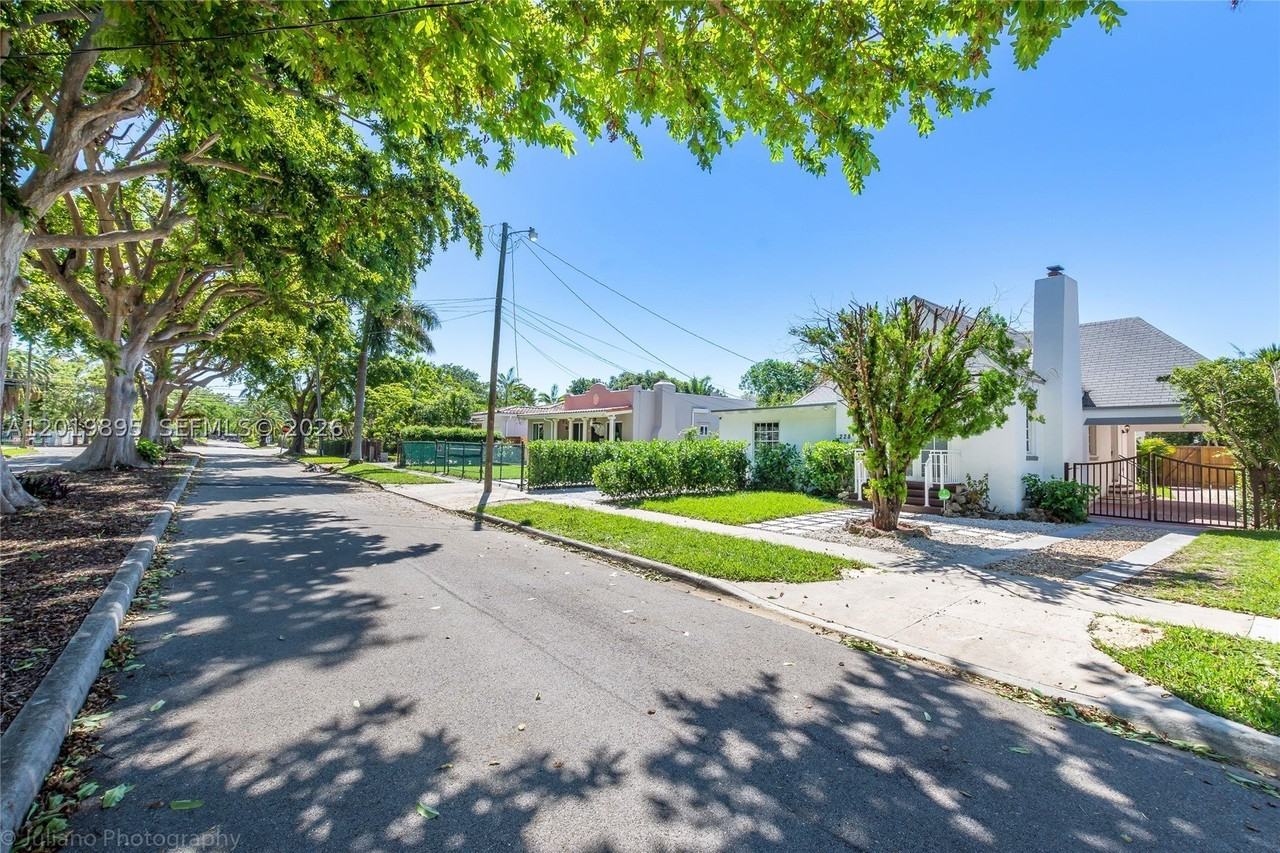 228 Sw 23rd Rd - Photo 5 of 31